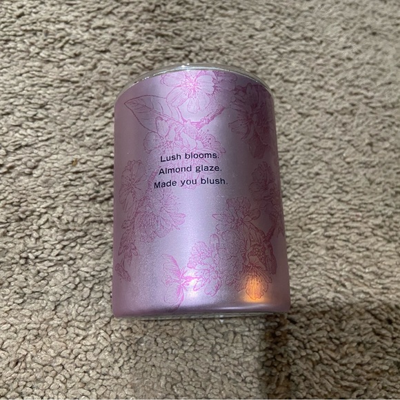 VICTORIA'S SECRET VELVET PETALS SCENTED GLASS JAR SINGLE WICK CANDLE 9oz. - Picture 4 of 5